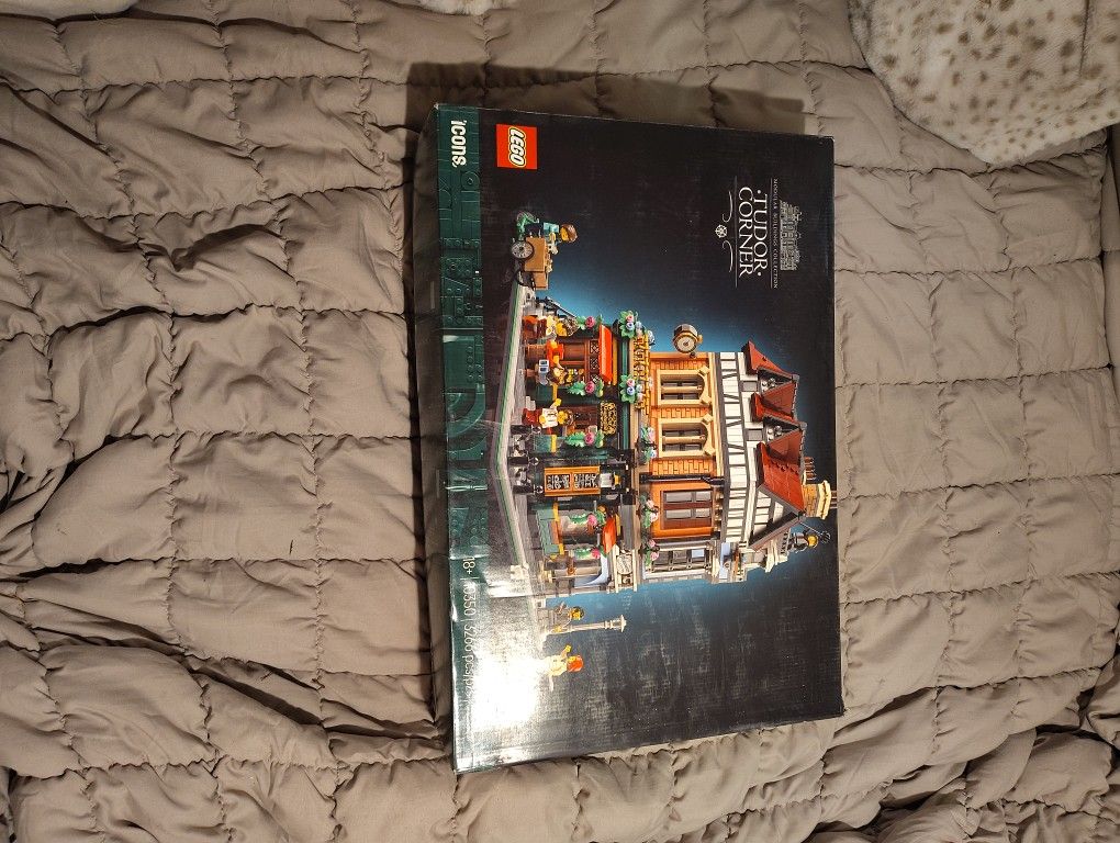 LEGO 10350 Tudor Corner
