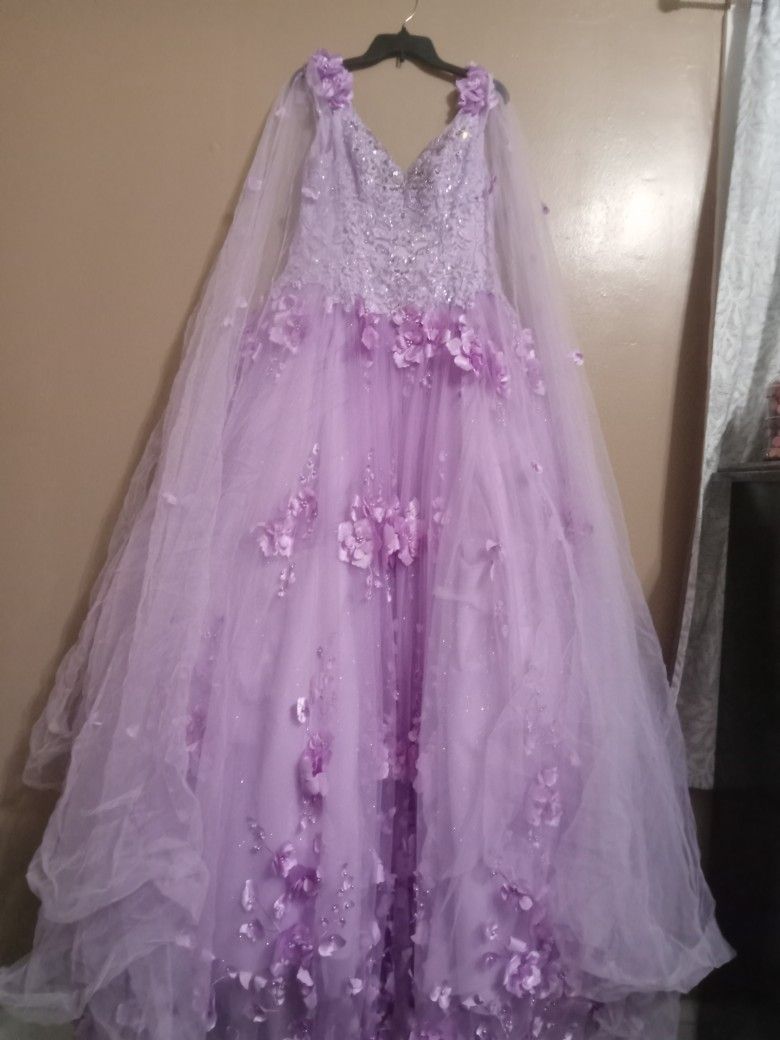 Vestido de quinceañera talla 8 viene con oso y almohada y banquete de flores y 2 coronas y algunas decoraciones todo como nuevo 