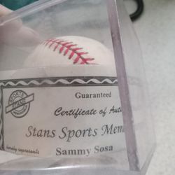 Sammy Sosa signed Baseball With Authenticating Paper