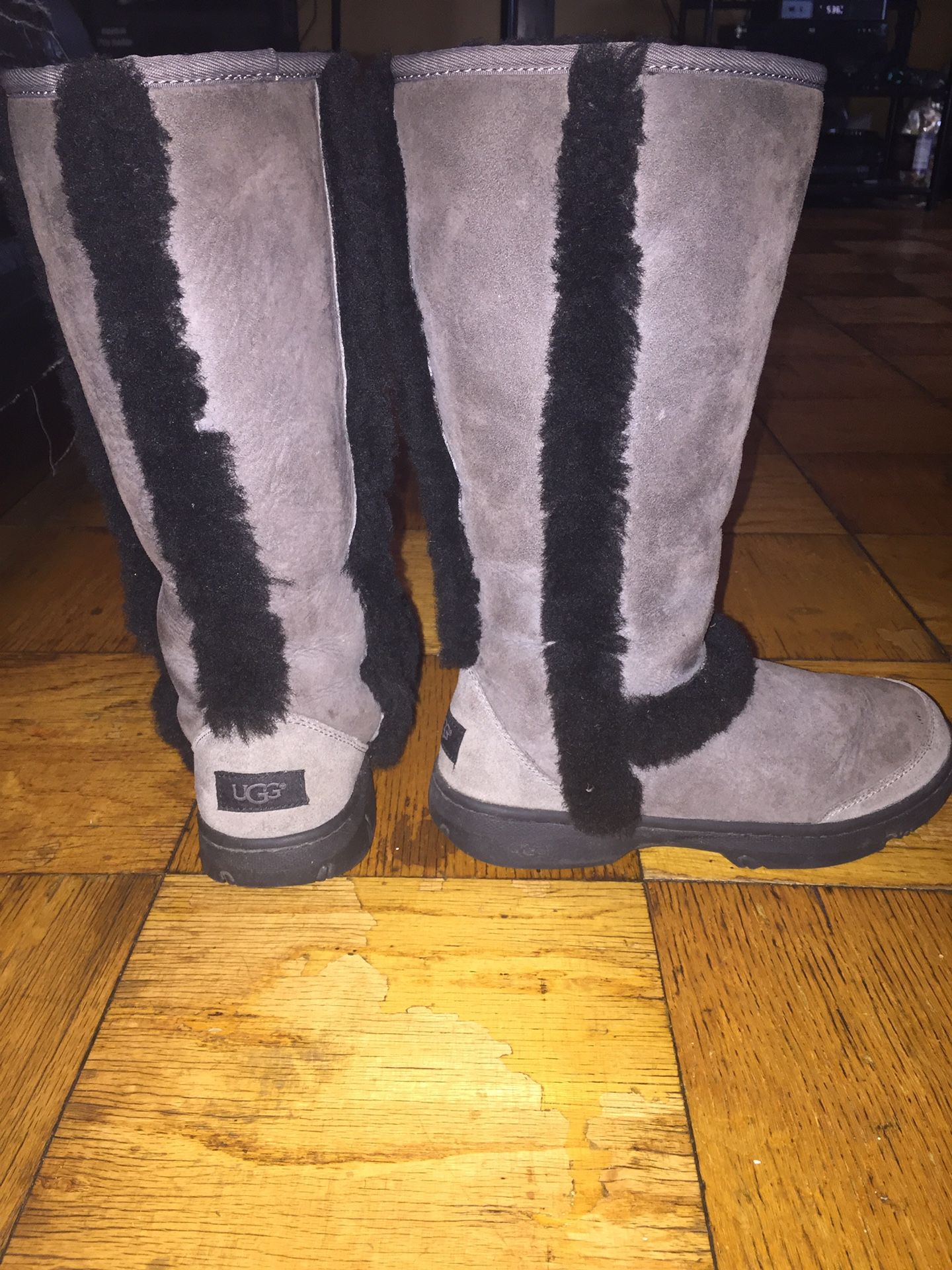 UGG AUSTRALIA SUNBURST BOOTS!!! Gently used