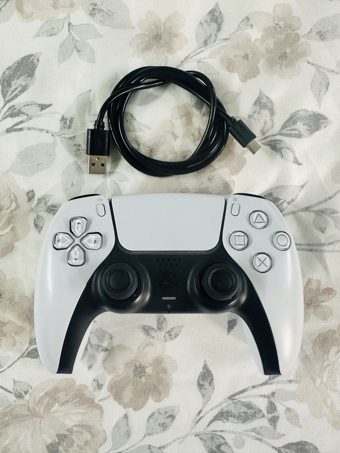 PlayStation DualSense® Wireless Controller - White  ( Used Very New )