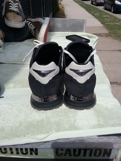 LOUIS VUITTON SIZE11 LIKE NEW