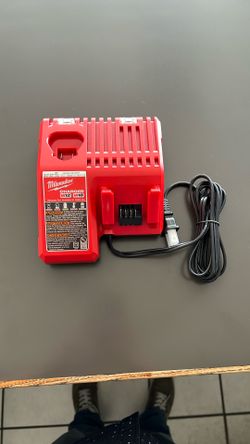 New Milwaukee Dual M12 M18  Battery Charger 