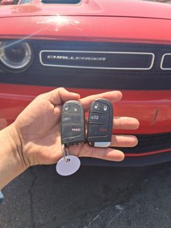 Car Keys And Remotes  / Llaves De Carro Y Controlles