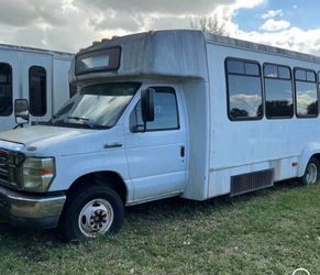 Bus ford F450 año 2013 ( no ensiende puede estar malo el motor) solo tiene 2 filas de asientos con capacidad para 20 personas.