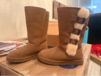 Women’s shoes - UGGS - Size 5
