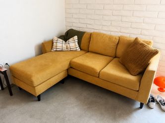 Living Spaces Sectional Sofa/Couch