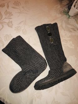 UGG Women's Classic Cardy, Button Detailed Knit Boots Size 7, lightly used. Excellent Condition