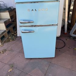 Galanz Retro Mini Refrigerator