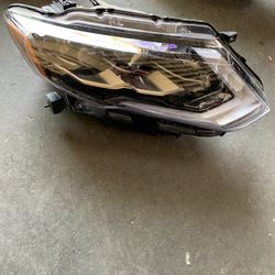 2017-2018 Nissan Rogue Passenger Headlight