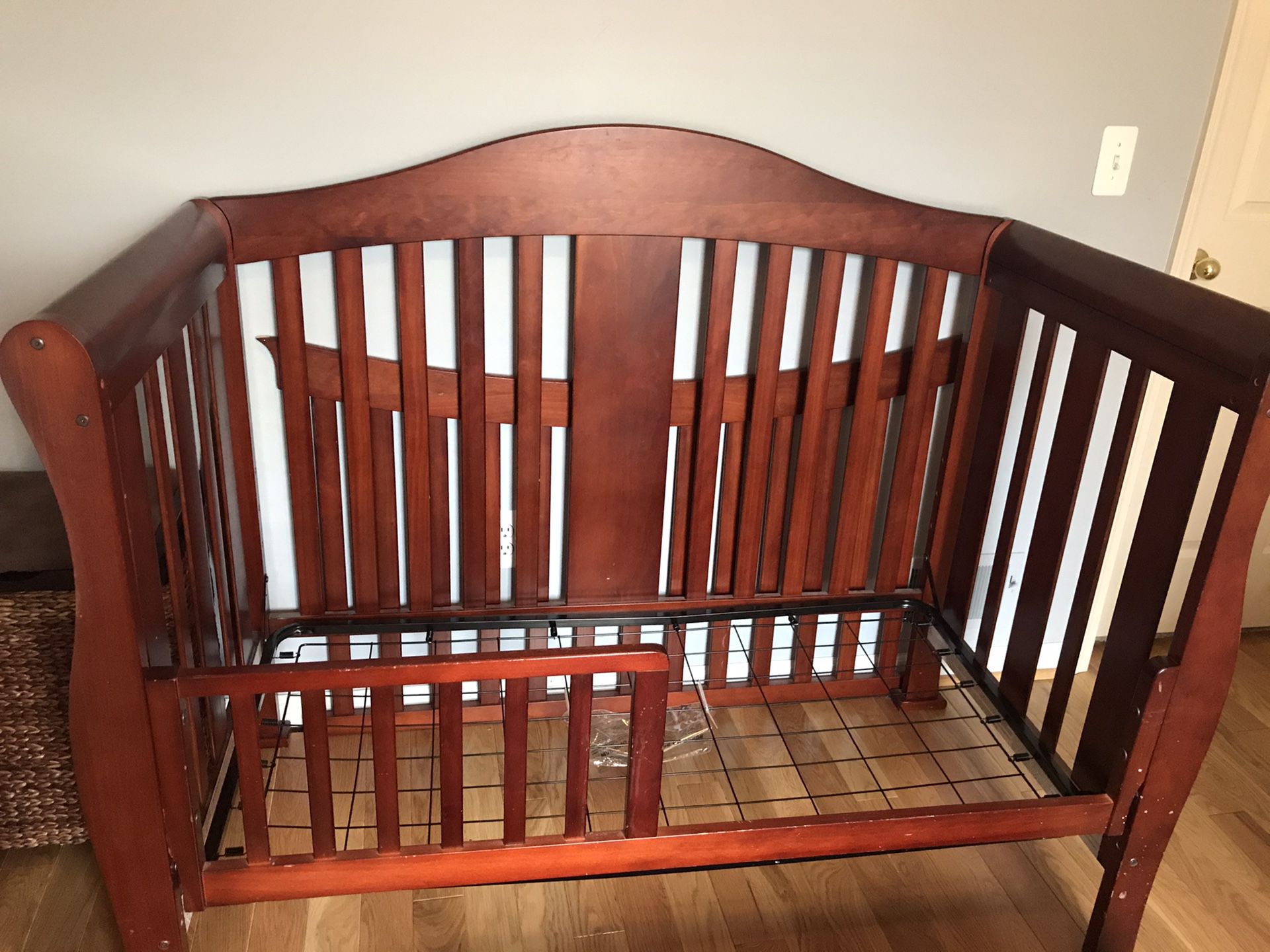 Convertible crib & dresser set