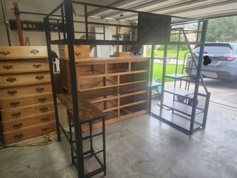 Twin bunk bed