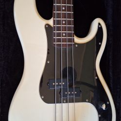 Squier Vintage Modified Precision Bass, MINT 