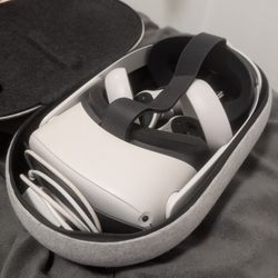 Meta Quest 2 (256 GB) with Case and Comfort Strap 