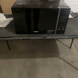 Whirlpool 20.93 in. Electric Countertop Microwave in Black with 0.7 cu. ft. Capacity 