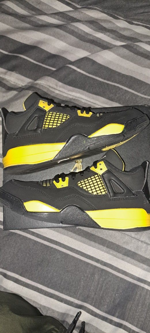Jordan 4 Thunder size 2y