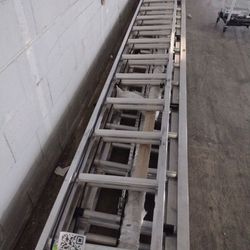30 Feet Silver Aluminum Wall Extension Ladder