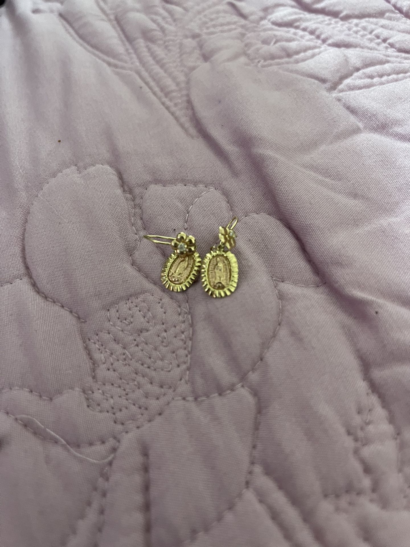 Bendo Unos Aretes De Oro Nuevos En Aloha 