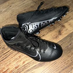 Nike Soccer Cleats  Size is 3.5Y 