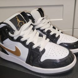 Boys Air Jordan 1 Mid SE Big Kids Black/Metallic Gold/White Shoe Size 4.5