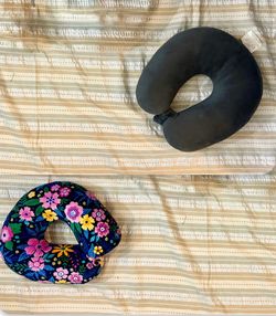 His and hers travel pillow