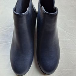 AEROSOLS BLACK LADIES HIKA BOOT. SIZE 6