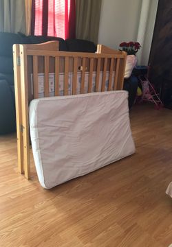 Cuna para bebe con corchos