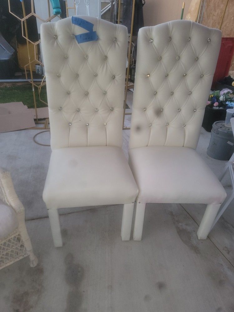 Party Trone Cahirs