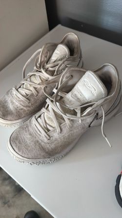 Basketball shoes