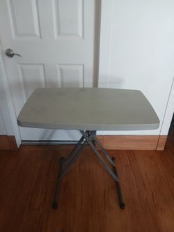 Folding table