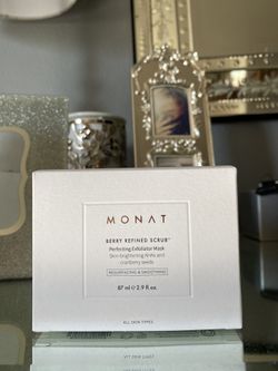 Monat Berry Scrub
