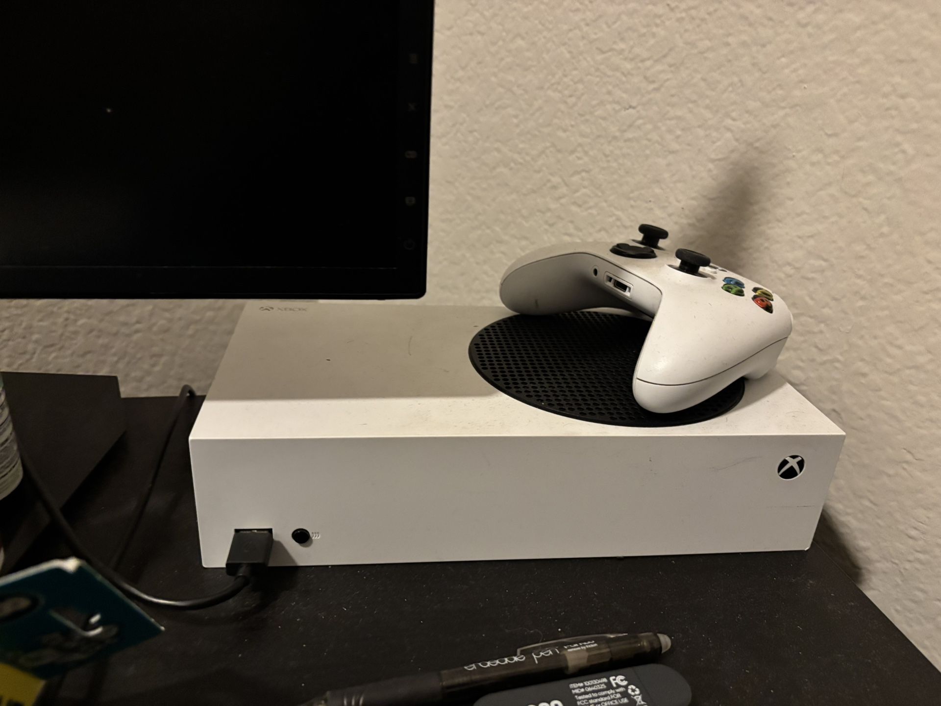 xbox series s, good condition, with 2 controllers
