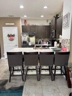 Swivel bar stool set (4)