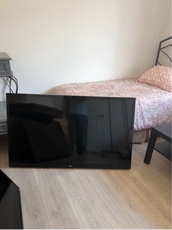 LG 55” Flat Screen/with Bracket