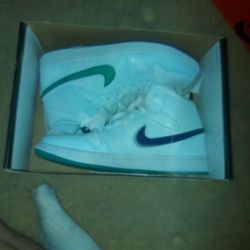 Jordan 1 Mid Se 8.5