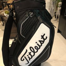 2026 Titleist Tour Bag as seen on TV Brand New won in a Golf Tournament.  Many Pockets Rain Cover Included🔥🔥🔥🏌🏼⛳️👍❤️👽