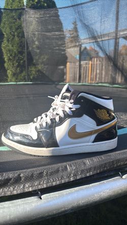 Air Jordan 1 Mid SE Black and Gold Rarely Worn