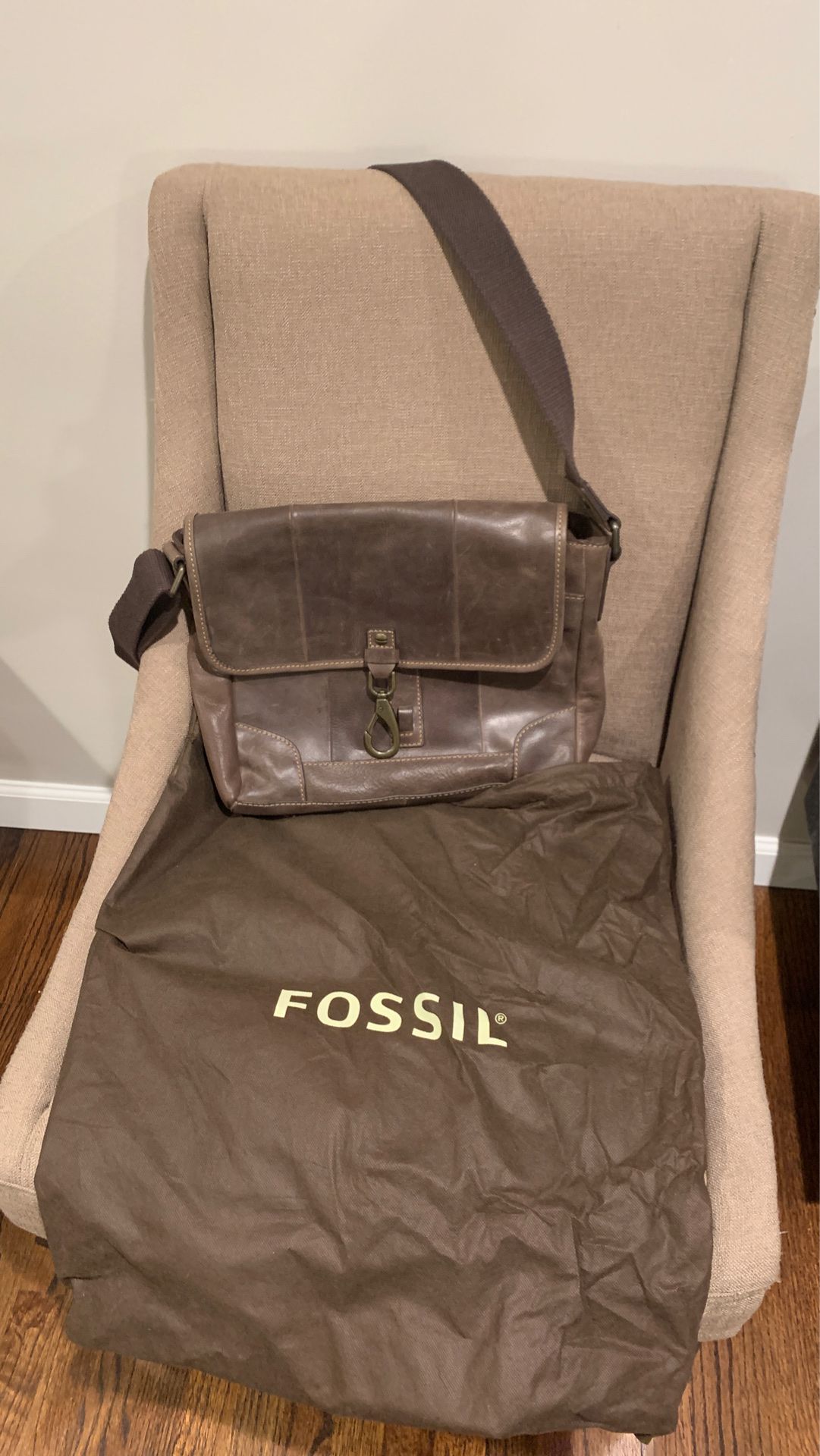 Leather Messenger Bag (Fossil)