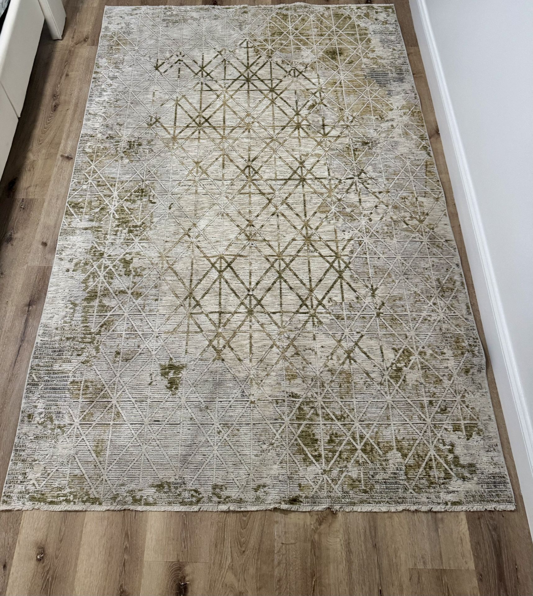 Aurora Silky-Shine Area Rug (5’x7’7”) – Gold