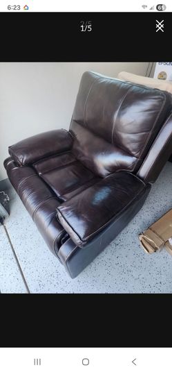 EXCELLENT CONDITION LEATHER RECLINER CHAIR