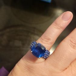 Size 8 Blue Stone Ring. 💙 