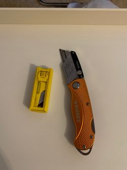 Box cutter and refill blades