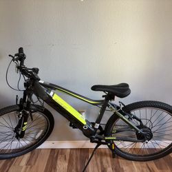 Hyper E-Ride Electric Mountain Bike, 26in wheels, 36 Volt Battery ( Tire pump + Bike lock included)