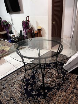 Round Glass Dining Table – 3.8ft Diameter, Excellent Condition