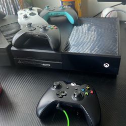Xbox One W Controllers And games 