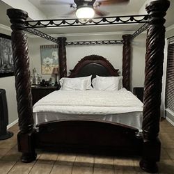 King size bed 🛌 with two nightstands (Grand Prairie)