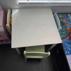 Kid Kraft Table With 3 Chairs