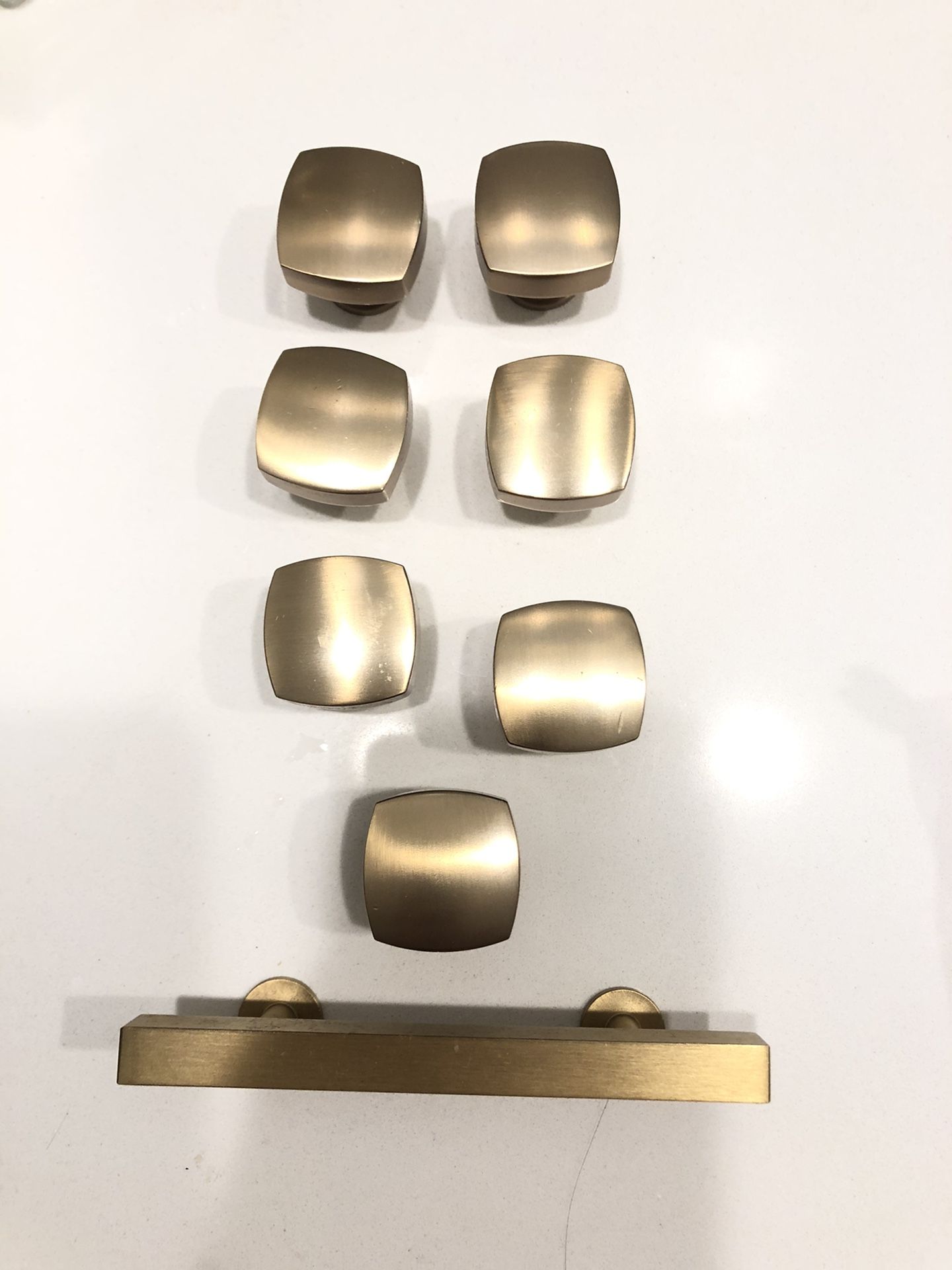 Gold/ brass knobs pull