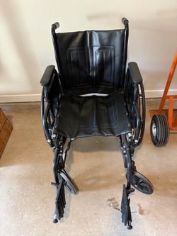 Drive Medical Winnie Wheelchair Full Arms and Swing away removable