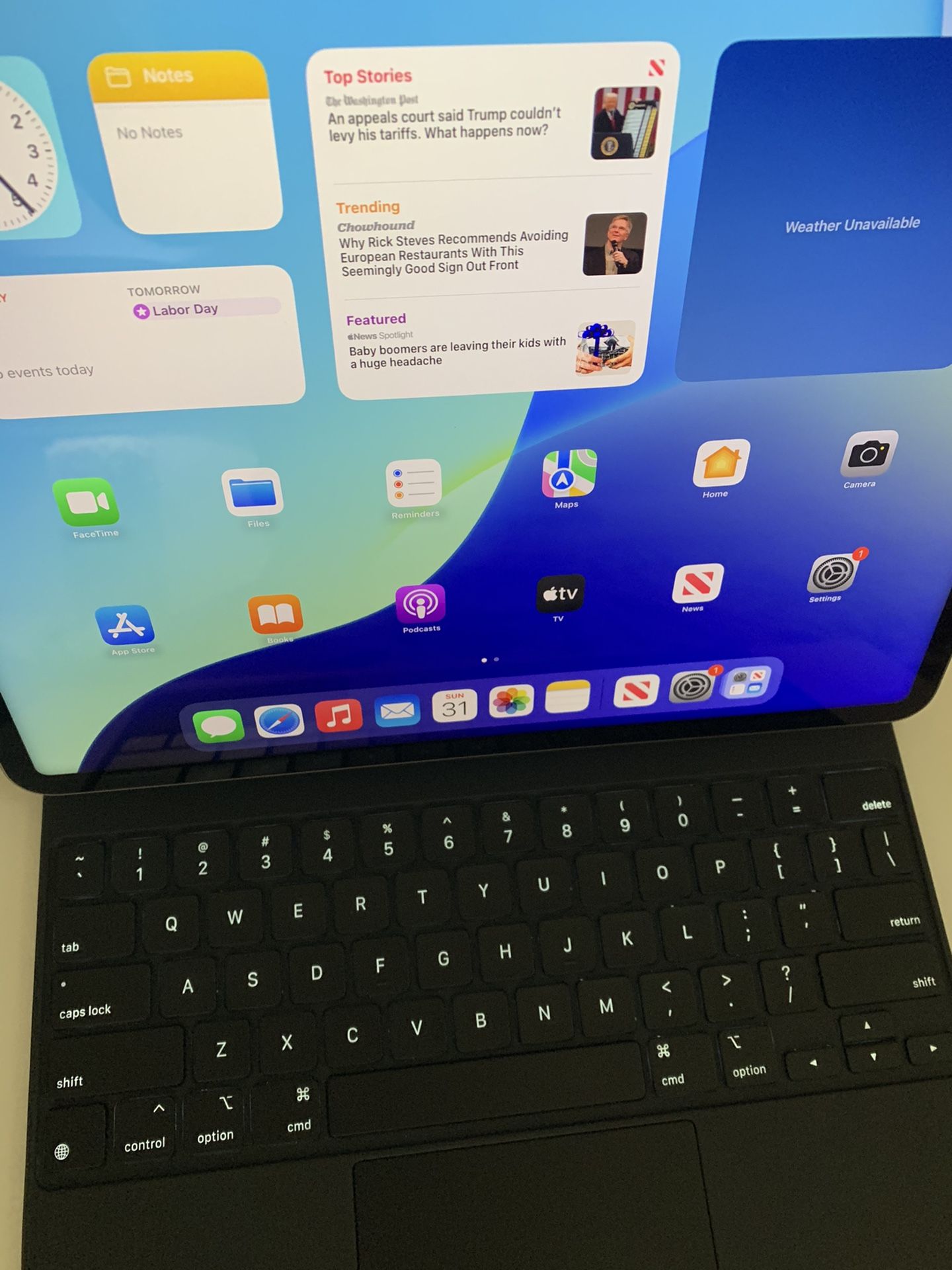 Apple iPad Pro 12.9 Cellular 6th Gen M2 chip 256gb unlocked with magic keyboard